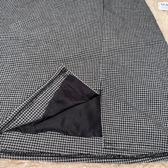 Old Navy Houndstooth Skirt Womens M Black And White Slit Mini‎ Preppy - Picture 2 of 6